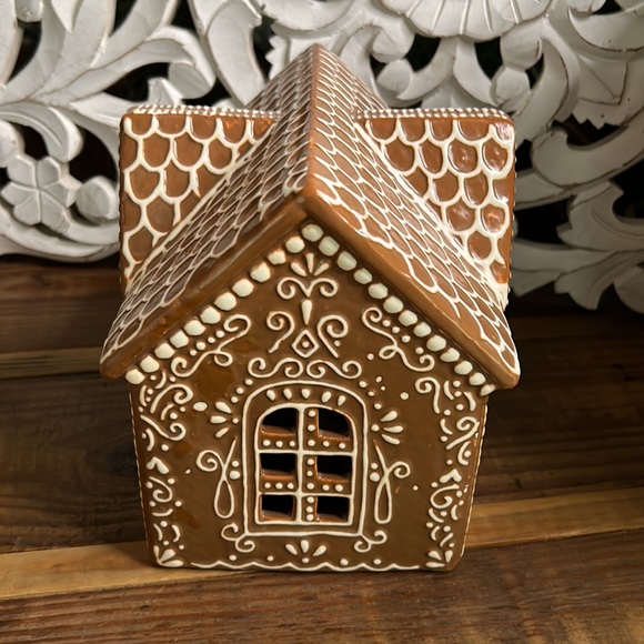 Pottery Barn Ceramic Gingerbread House Large BN LAST ONE! - Picture 4 of 5